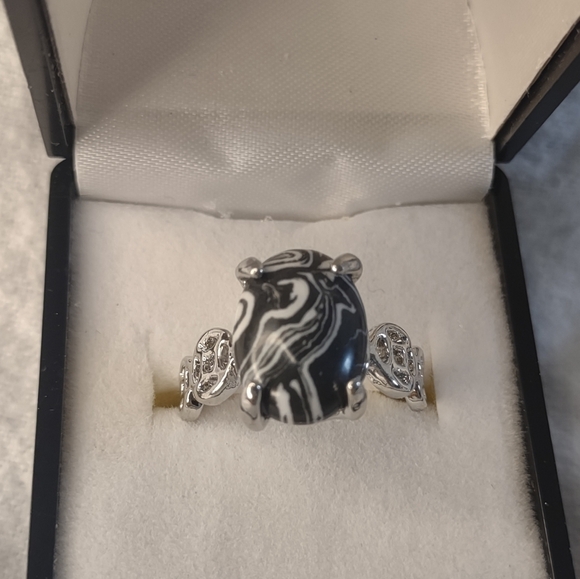 New women's black with white swirl ring size 7.5 - Picture 1 of 3